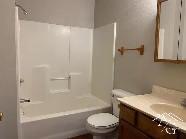 215 Lindbergh Avenue - Photo 3 of 11