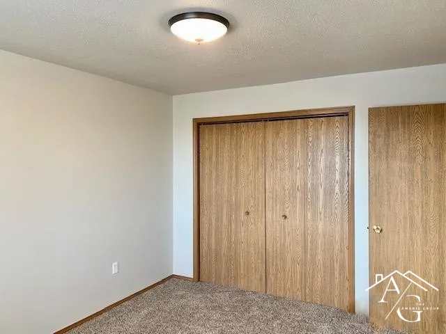 215 Lindbergh Avenue - Photo 4 of 11