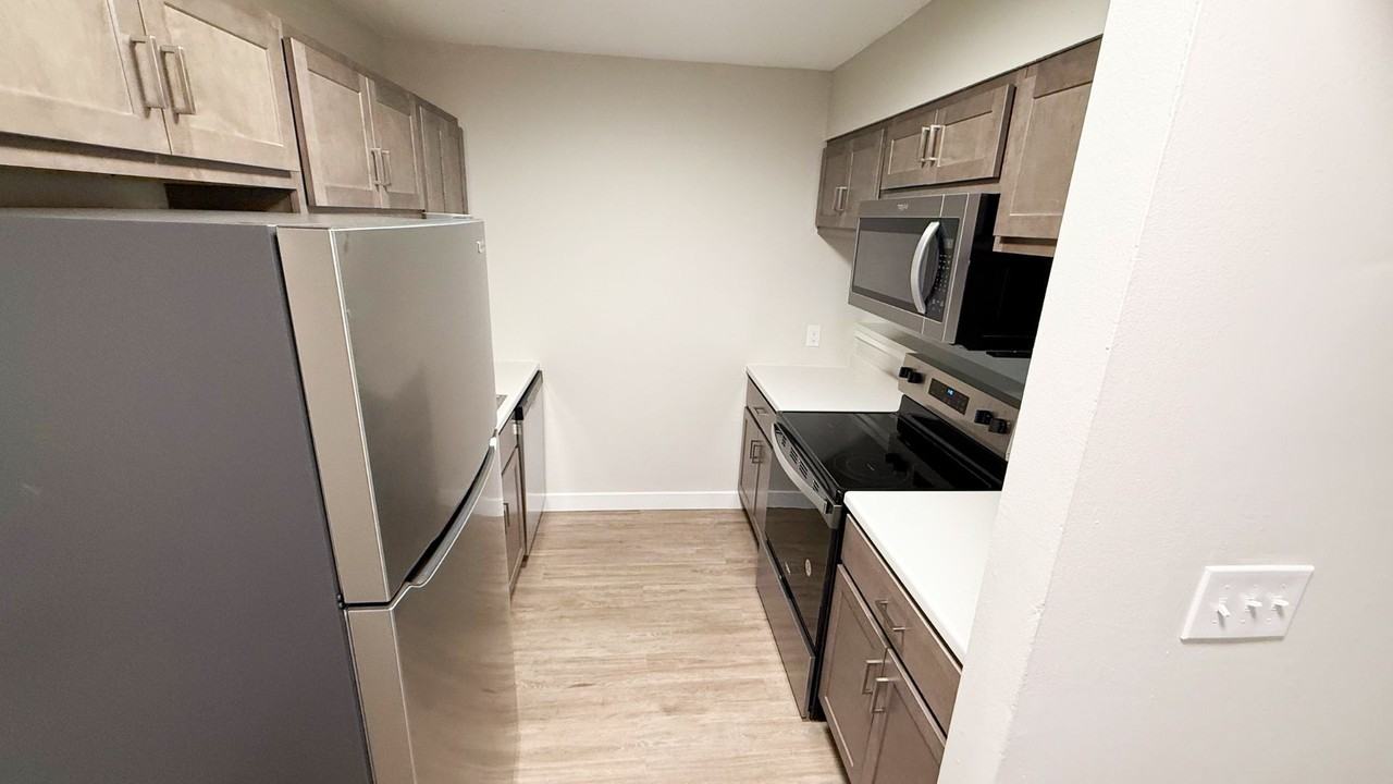 105 N Busey - Photo 6 of 18