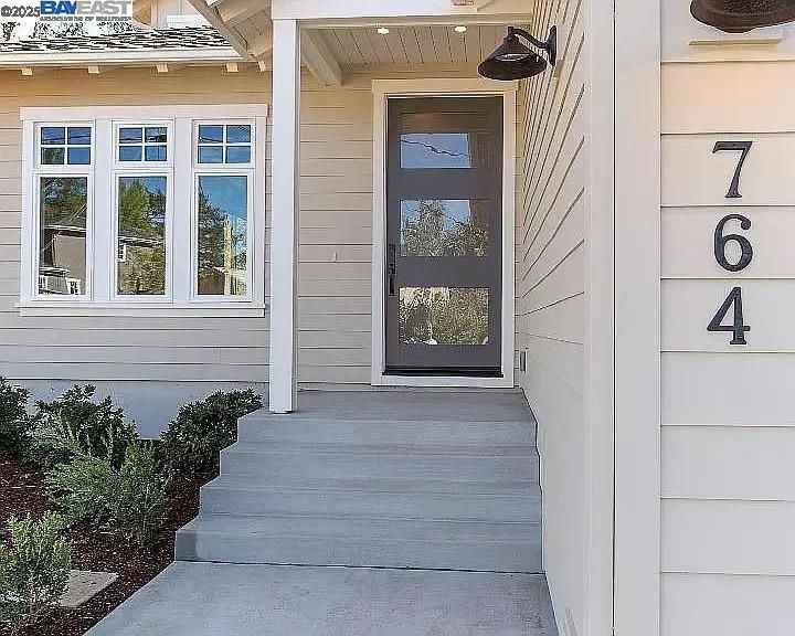 764 Hillcrest Dr - Photo 2 of 21