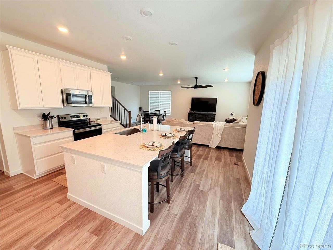 689 Harvard St - Photo 3 of 14