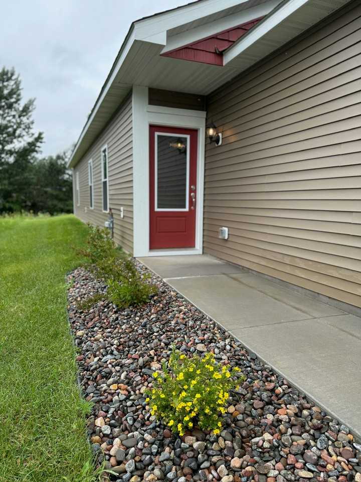 413 Redwood St N - Photo 3 of 44