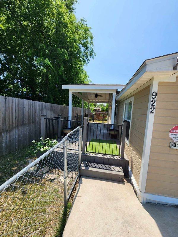 922 Ashwood St - Photo 2 of 41