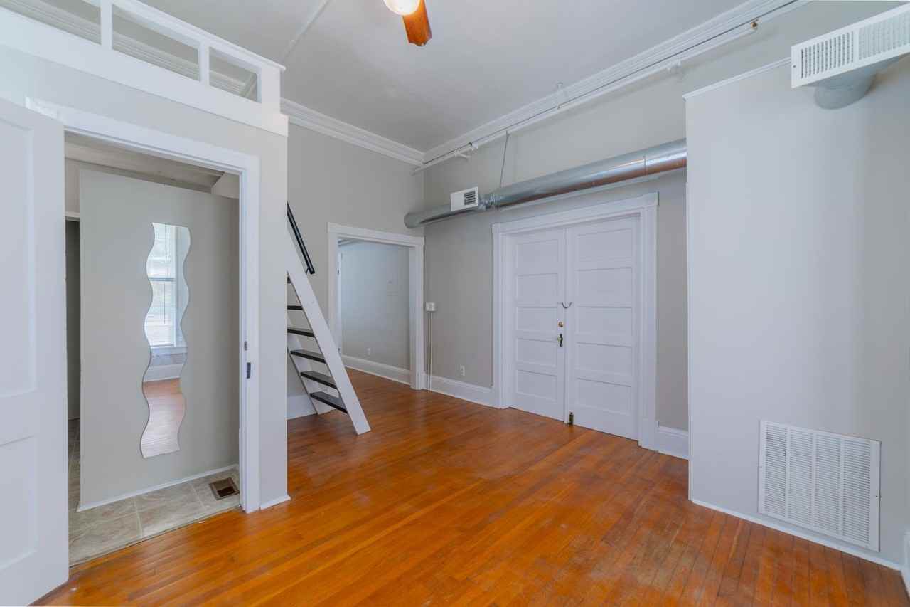 Victorian Village Apartments - Photo 6 of 18