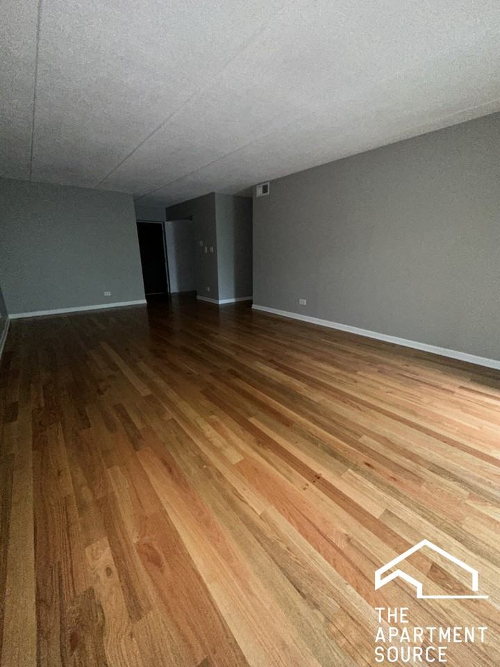 525 N Quentin Rd #303 - Photo 4 of 12