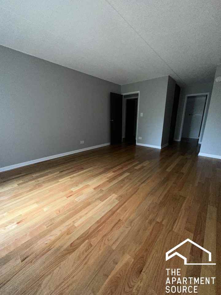 525 N Quentin Rd #303 - Photo 6 of 12