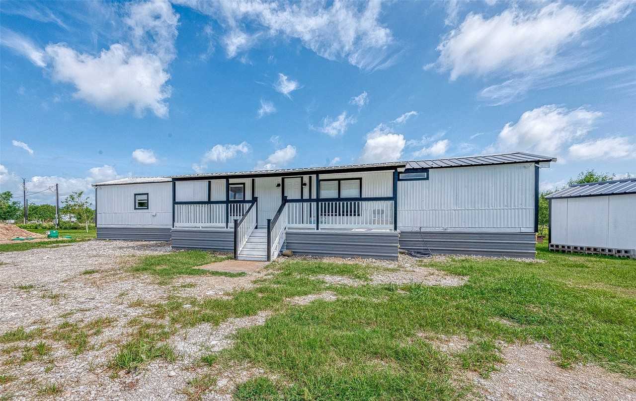 8240 Bullard Road - Photo 4 of 41