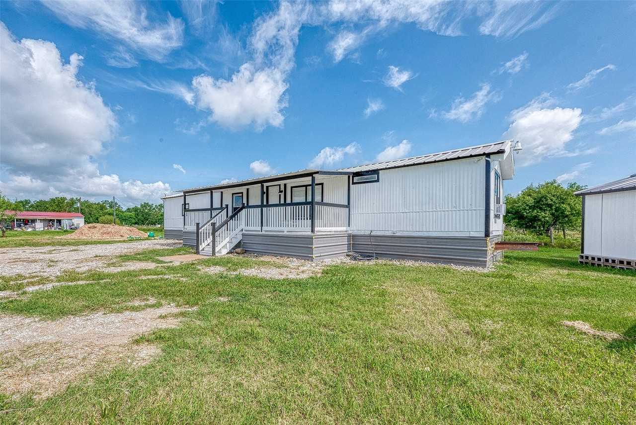 8240 Bullard Road - Photo 5 of 41