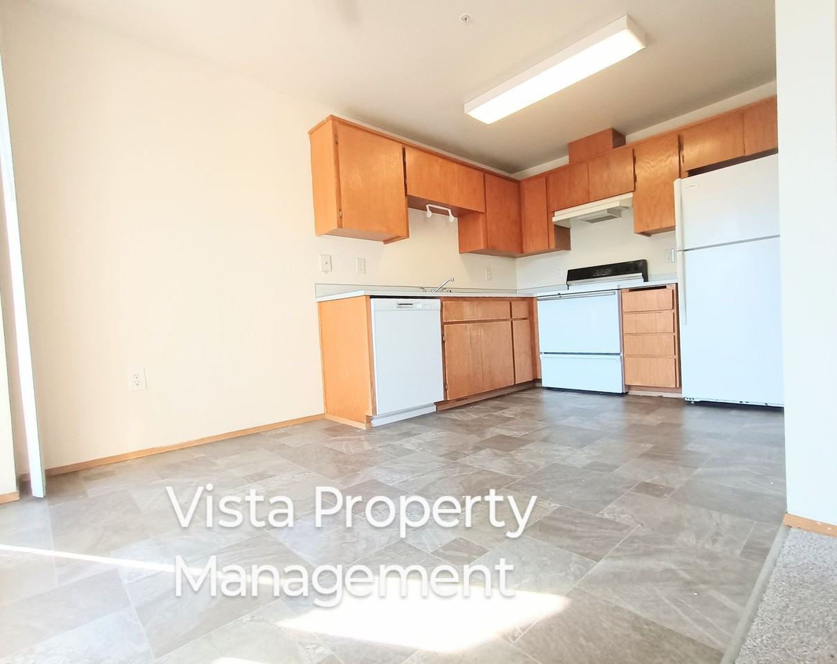 BIG 2 Bed / 2 Bath apartment, commute friendly Bonney Lake location! - Photo 2 of 22