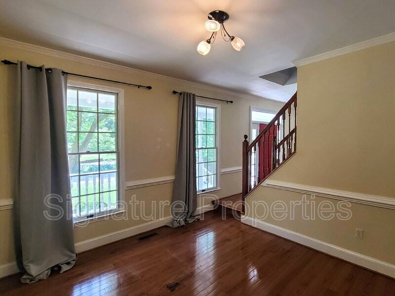 105 Oakwood Dr - Photo 3 of 29
