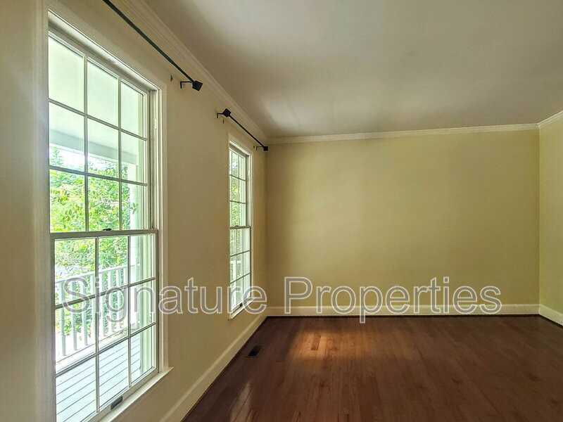 105 Oakwood Dr - Photo 5 of 29
