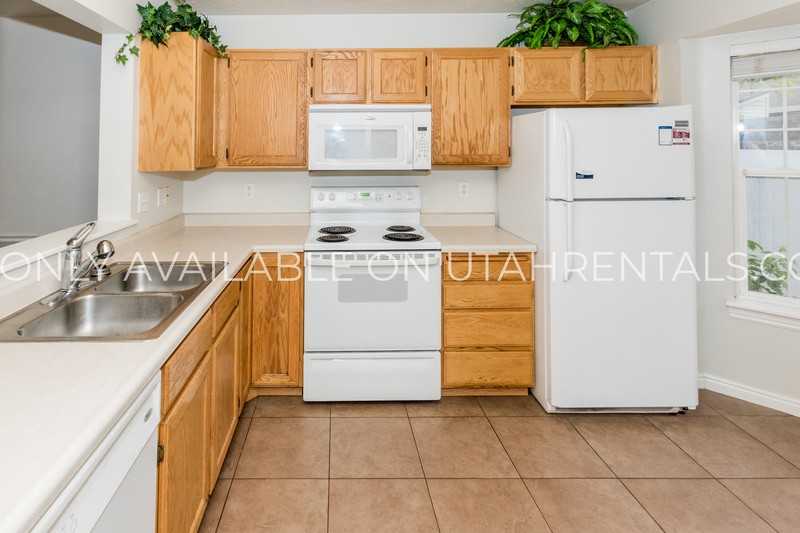 1057 Se - Photo 2 of 33