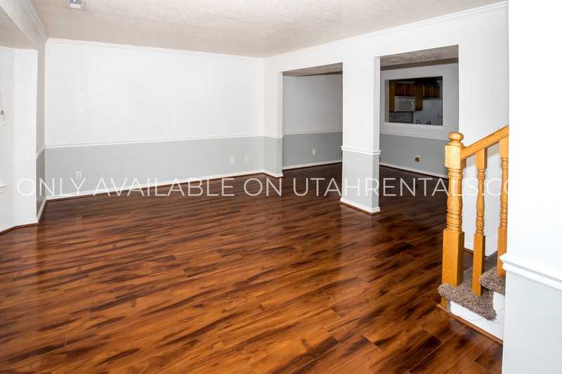 1057 Se - Photo 4 of 33