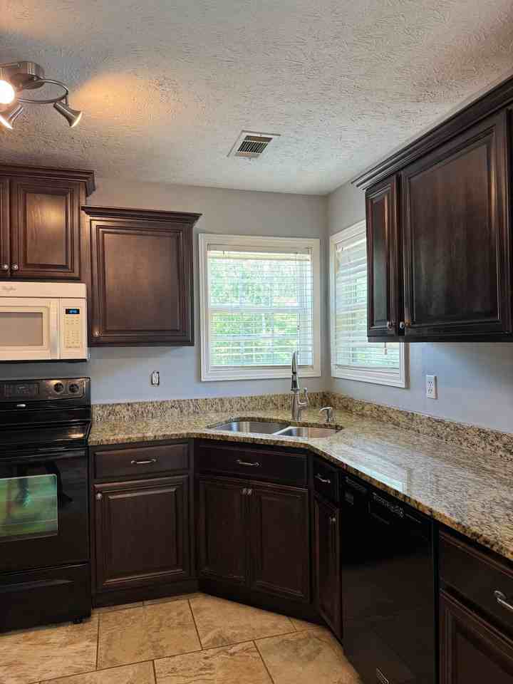 210 Edgemont Dr - Photo 3 of 28