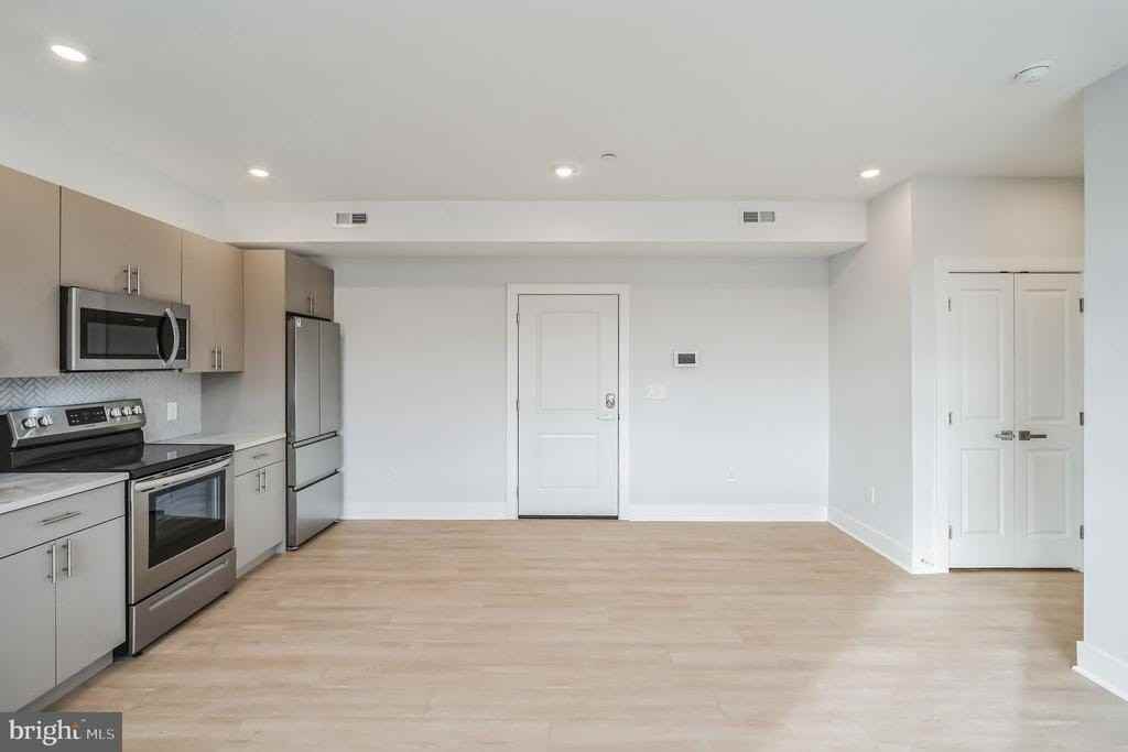 646 N 32nd St #1 - Photo 4 of 16