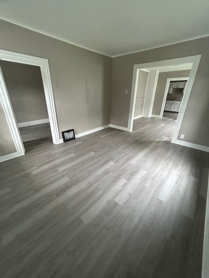 707 W 18th St - Photo 2 of 5
