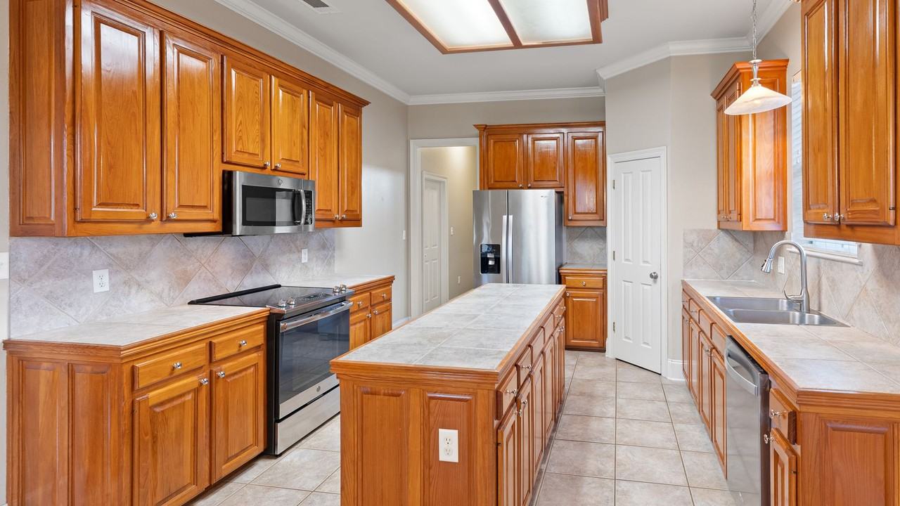 10741 Hillmont Ave - Photo 2 of 12