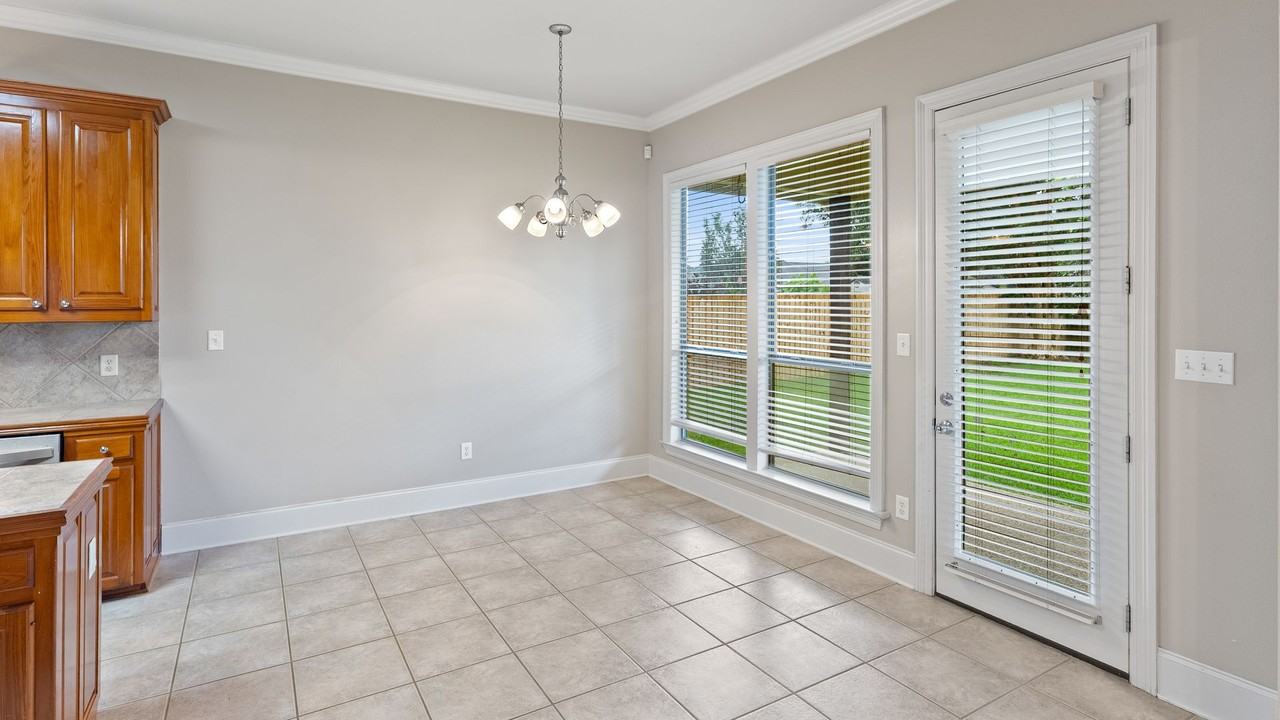 10741 Hillmont Ave - Photo 4 of 12