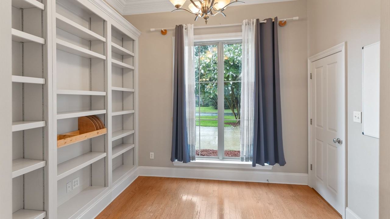 10741 Hillmont Ave - Photo 5 of 12