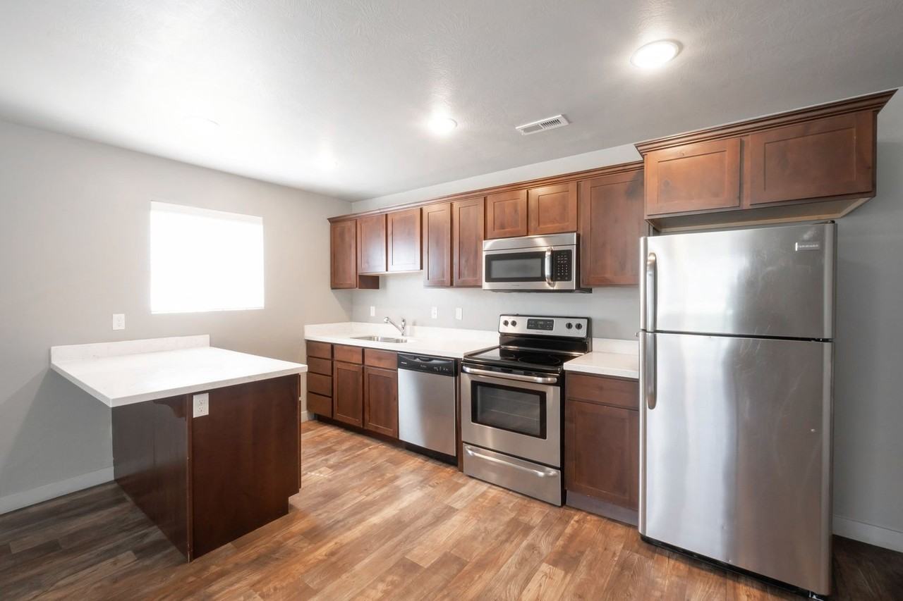 722 E 150 N - Photo 2 of 24