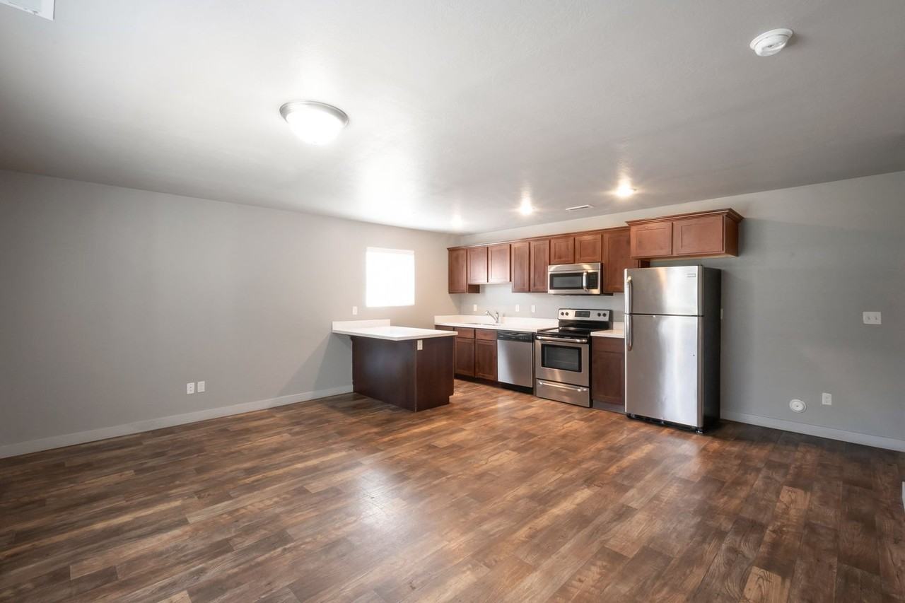 722 E 150 N - Photo 3 of 24