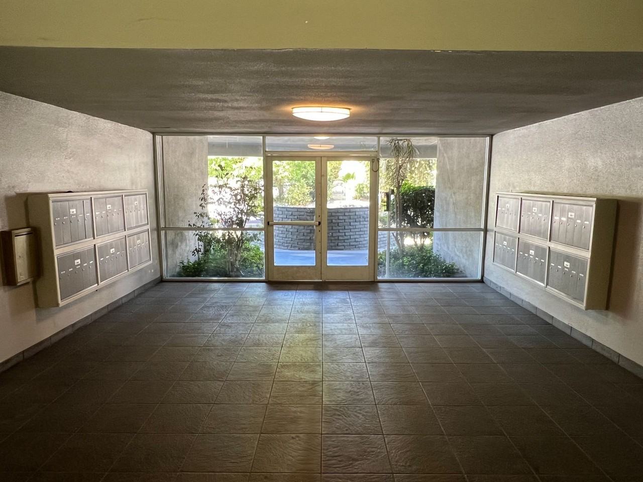 Encino Voltaire - Photo 4 of 30