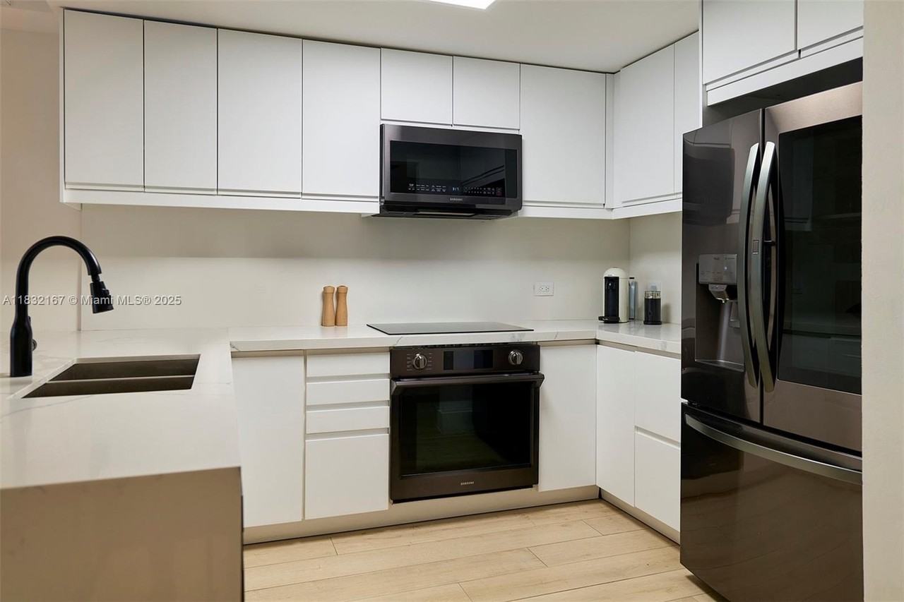 2301 Collins Ave #329 - Photo 5 of 14