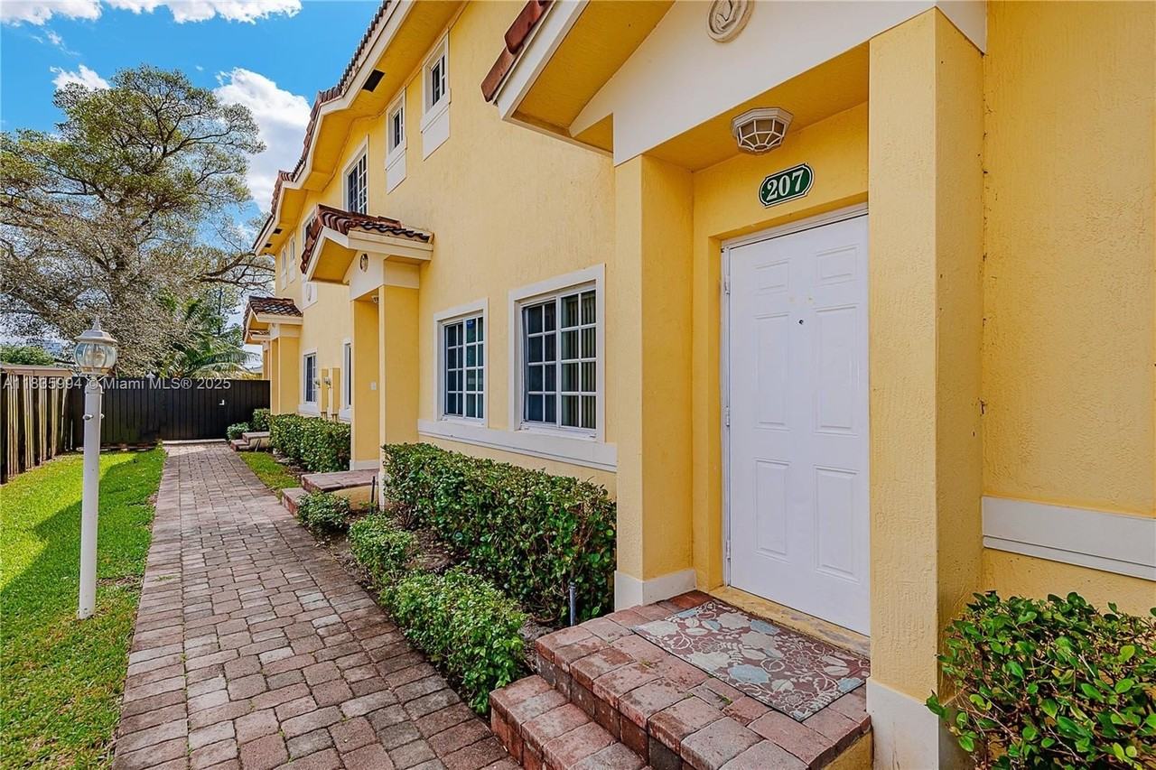 205 Ne 4th Ct #211 - Photo 2 of 17