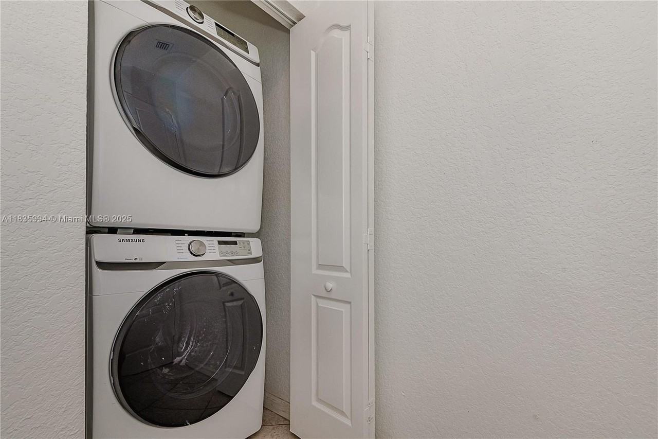 205 Ne 4th Ct #211 - Photo 7 of 17