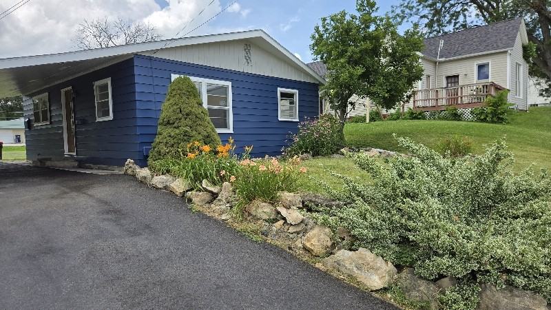 218 N Spring St - Photo 2 of 3