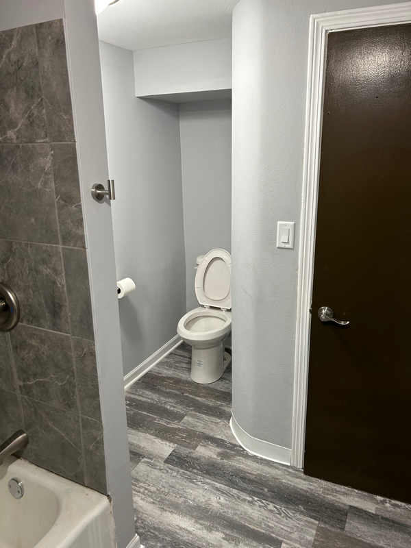 819 49th St #4 - Photo 3 of 5