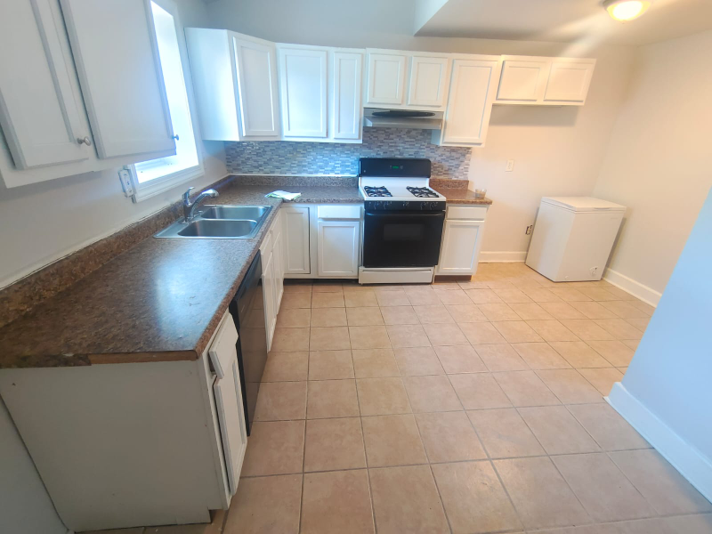 404 W 6th St - Photo 2 of 6