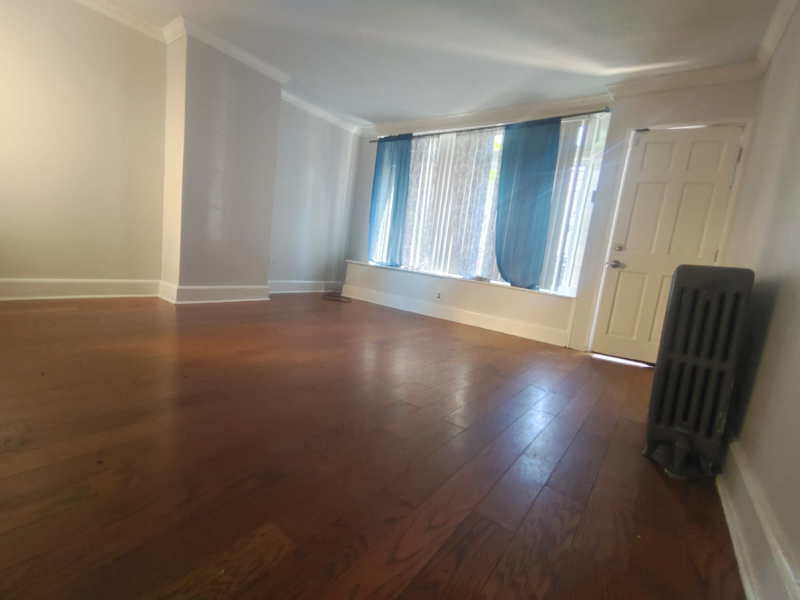 404 W 6th St - Photo 3 of 6