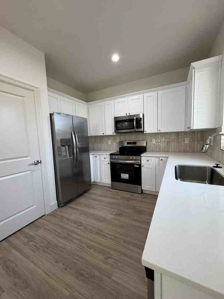 505 Carol Ave #B - Photo 3 of 16