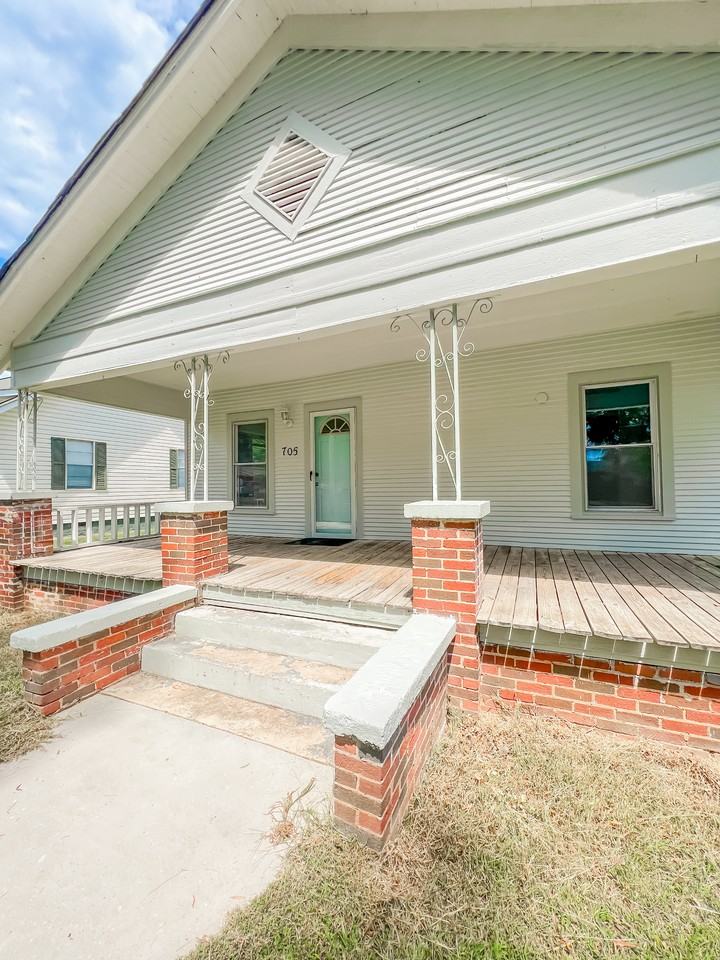 705 W 12th St #NA - Photo 2 of 11