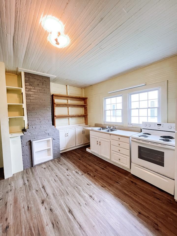 705 W 12th St #NA - Photo 4 of 11