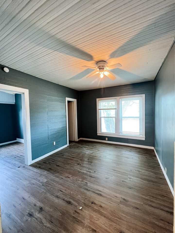 705 W 12th St #NA - Photo 5 of 11