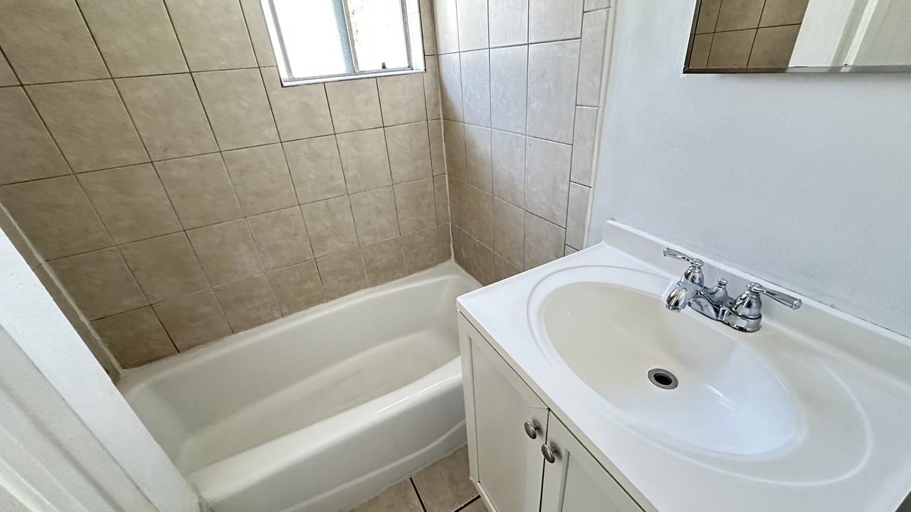 910 Herbert Ave #910 - Photo 2 of 3