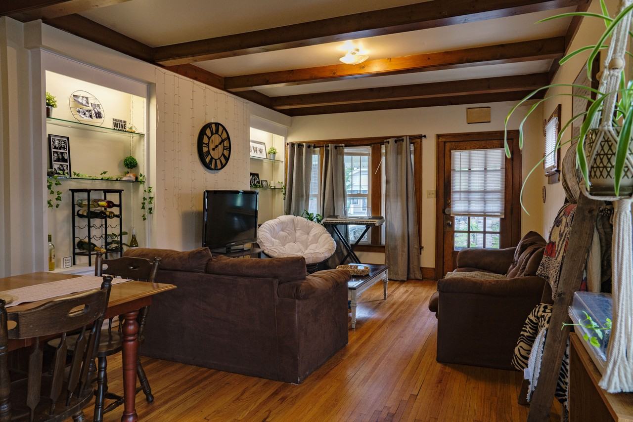 2919 Indianola Ave - Photo 3 of 10