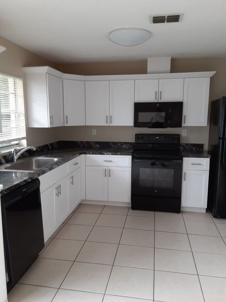 27168 Wakefield Dr - Photo 2 of 12