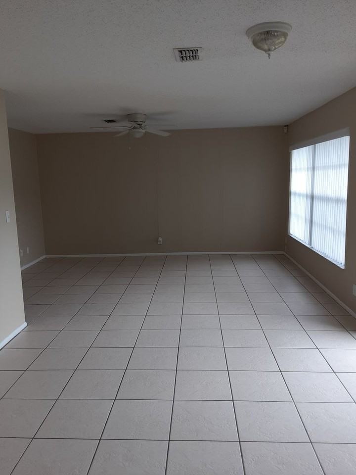 27168 Wakefield Dr - Photo 3 of 12