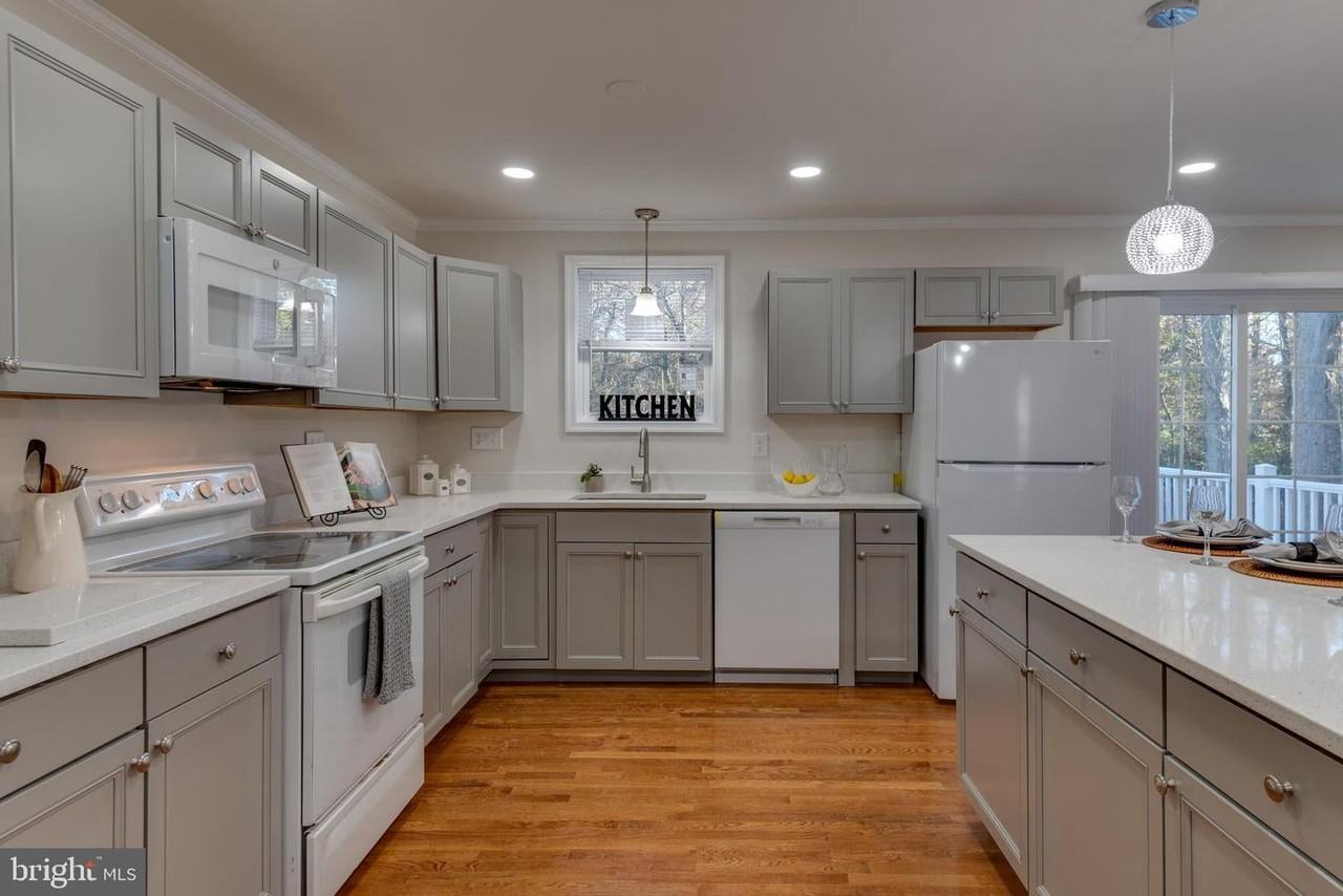 23218 Woodland Acres Rd - Photo 7 of 40