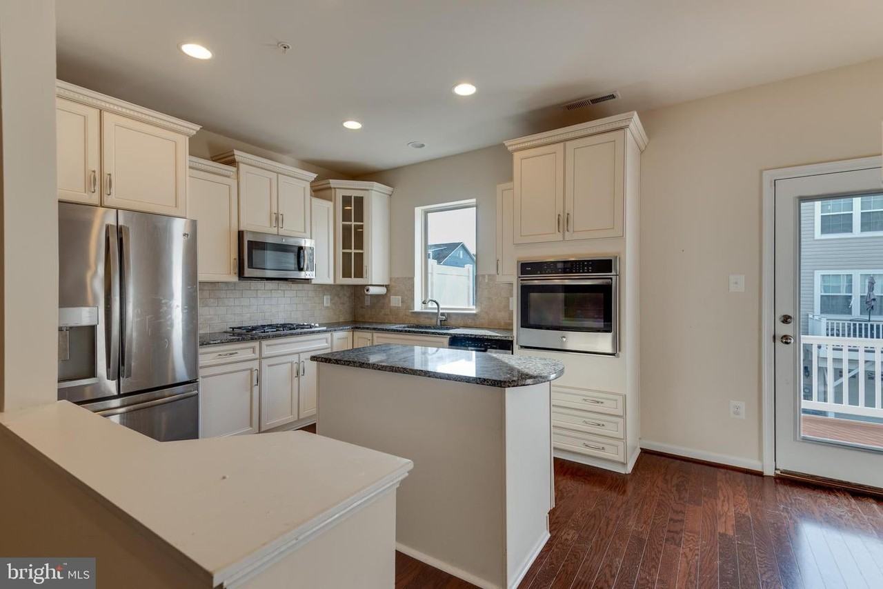 9759 Kilt Pl - Photo 3 of 32