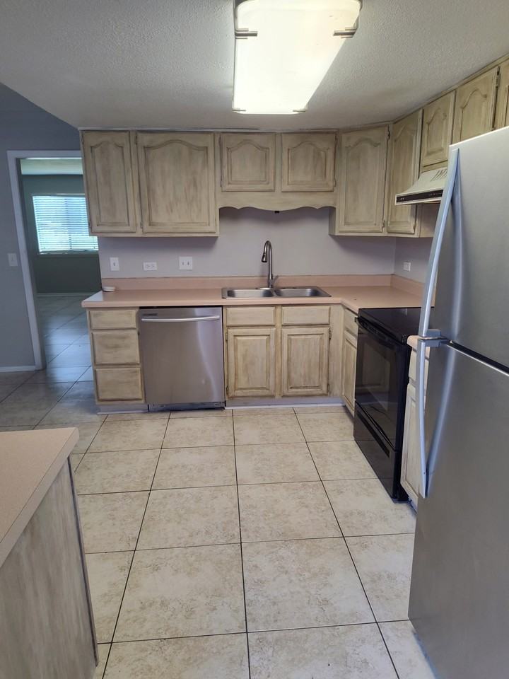 409 Lakebend Pl - Photo 3 of 11