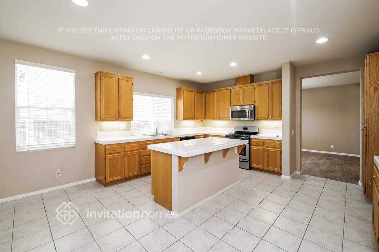 31864 Feather Creek Dr - Photo 4 of 15