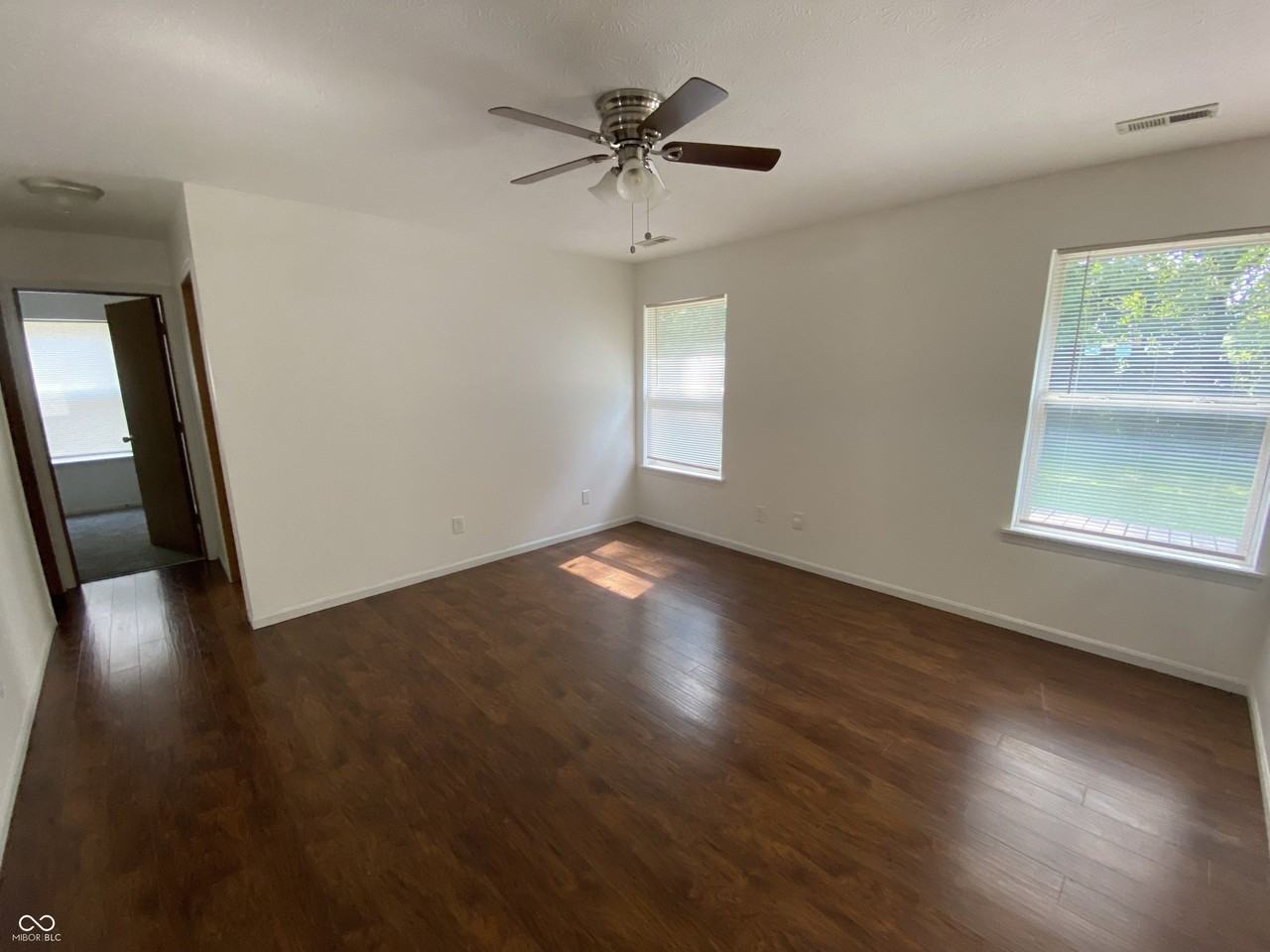 450 Ashby Dr - Photo 4 of 9