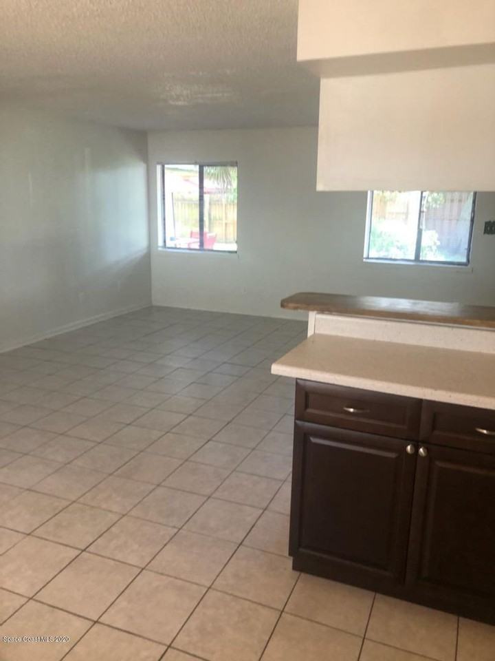 210C Pierce Ave - Photo 2 of 9