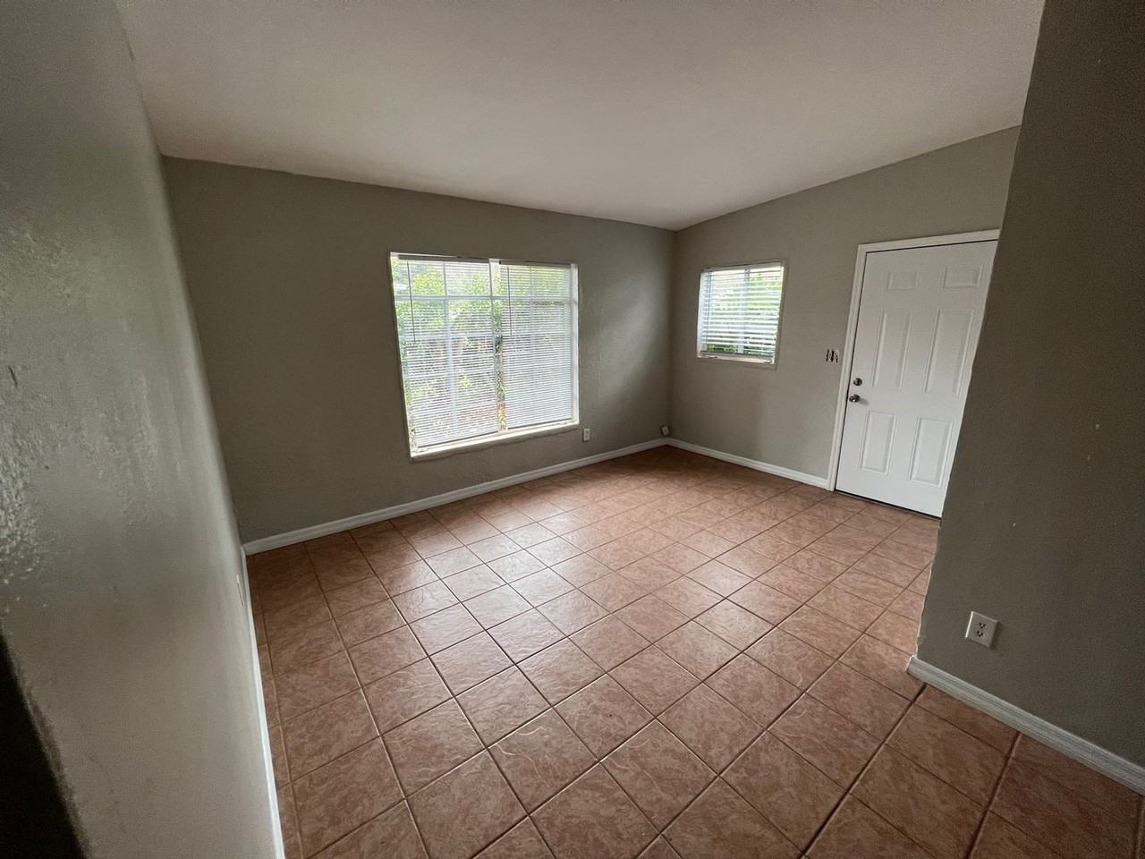 2938 Brackridge Blvd E - Photo 2 of 12