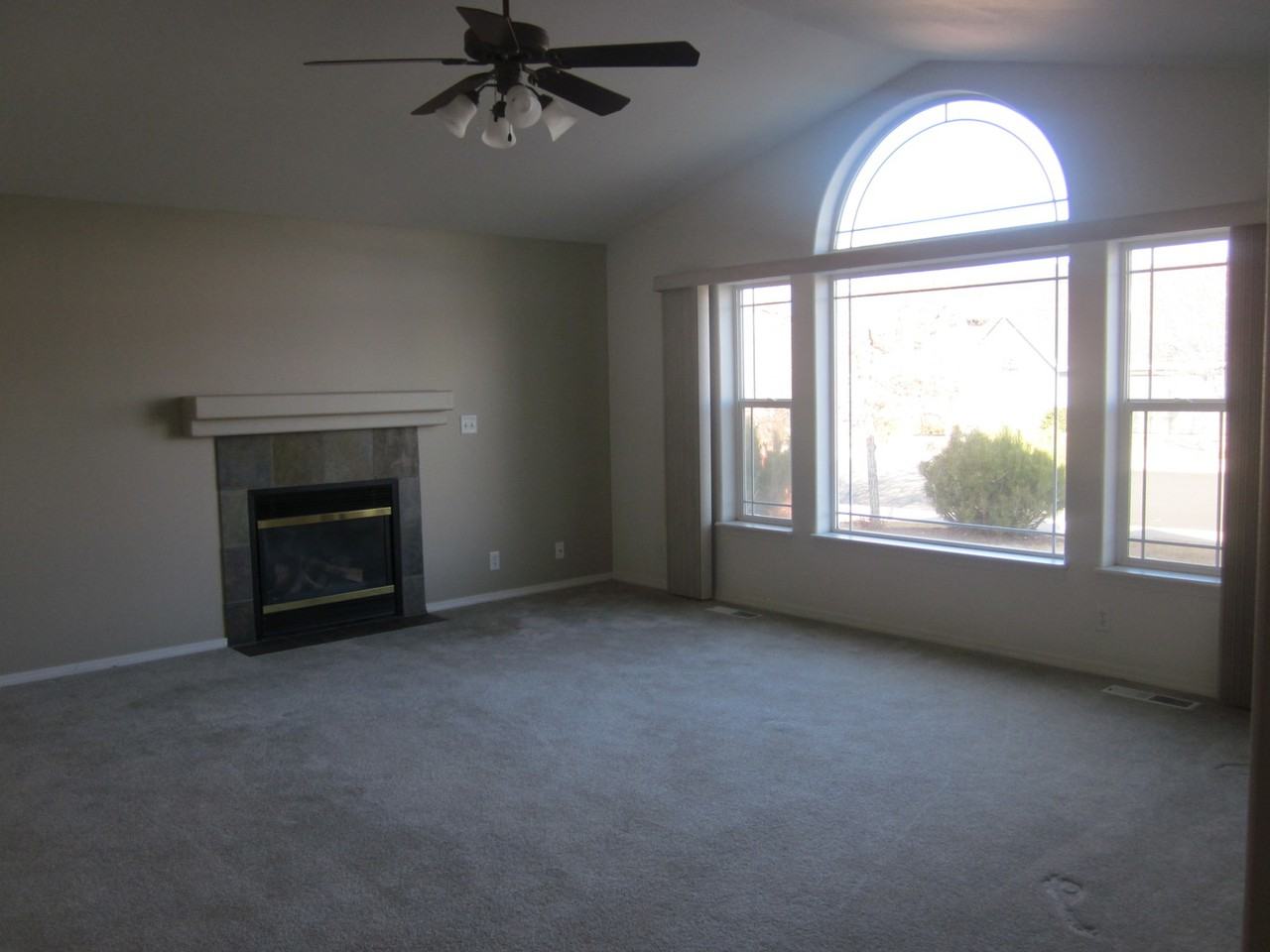 2050 Nw Poplar Pl - Photo 2 of 9
