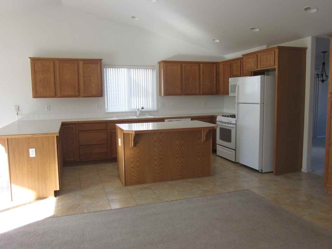 2050 Nw Poplar Pl - Photo 4 of 9